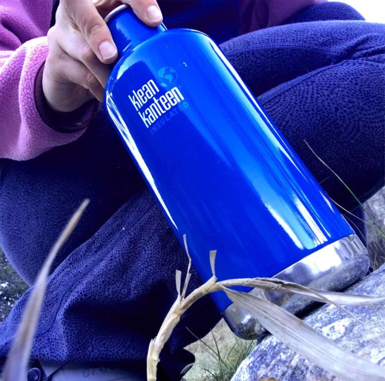 Klean-Kanteen-Insulated-Classic-32oz-review-person-holding-bottle-featured