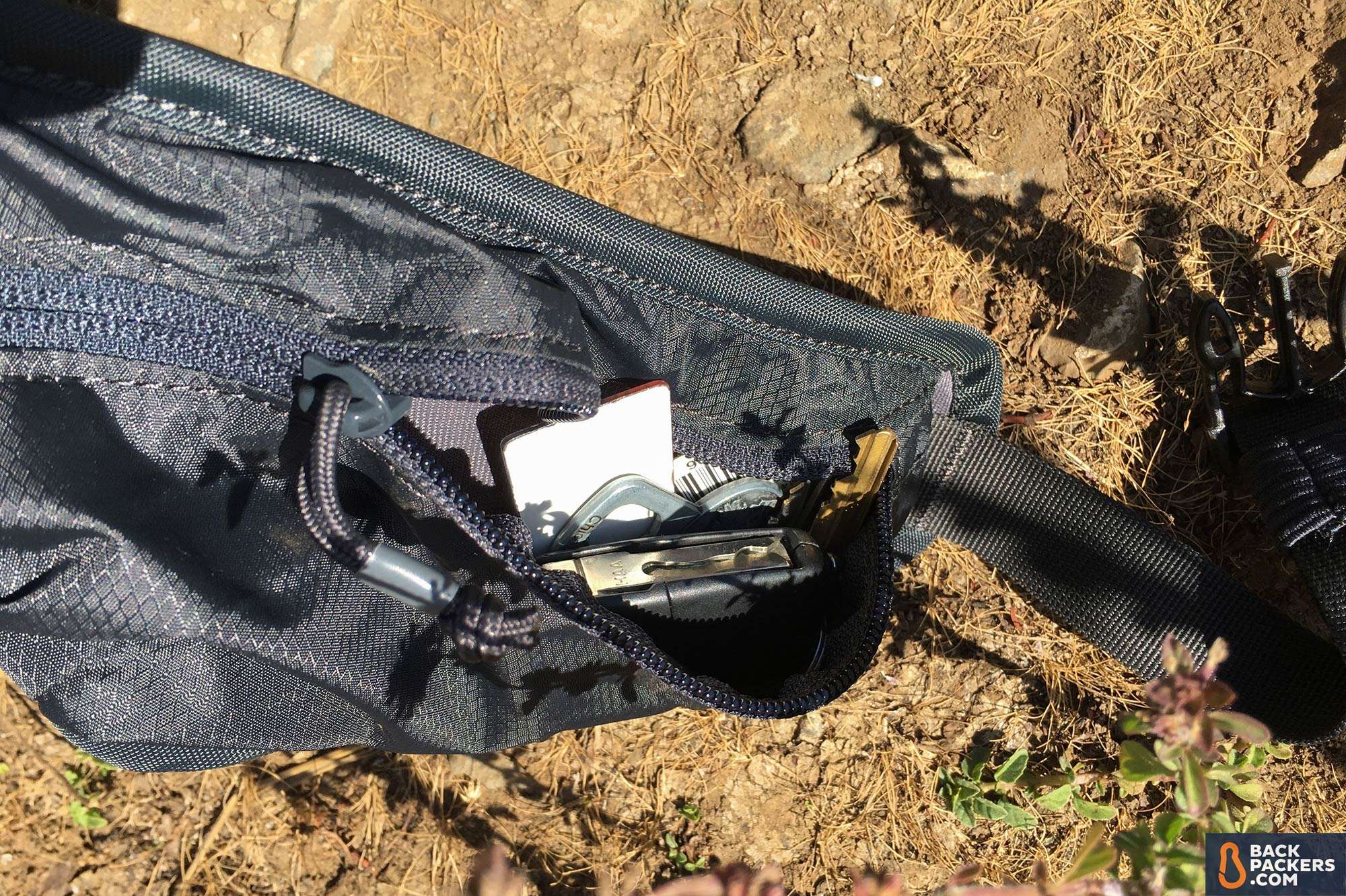 Camelbak-Rim-Runner-22-review-hip-belt-pocket