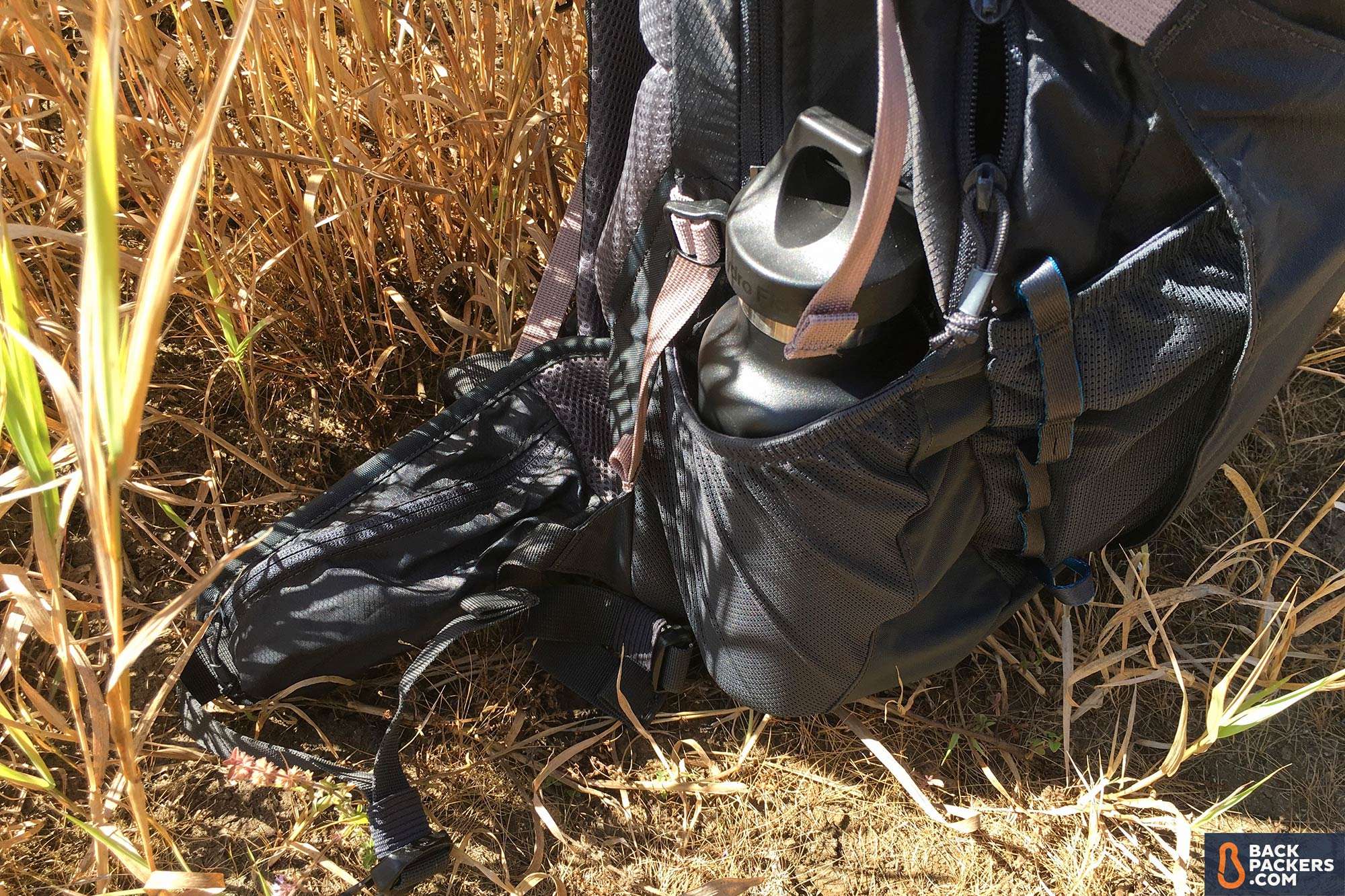 Camelbak-Rim-Runner-22-review-mesh-water-bottle-pocket