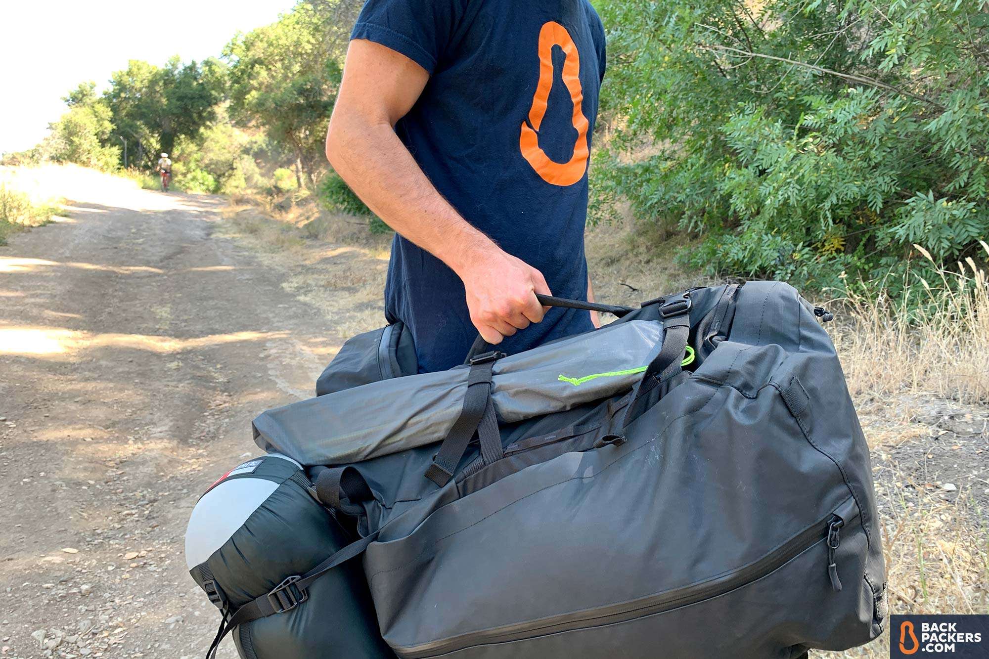 WANDRD-FERNWEH-duffel-carry-handle 2