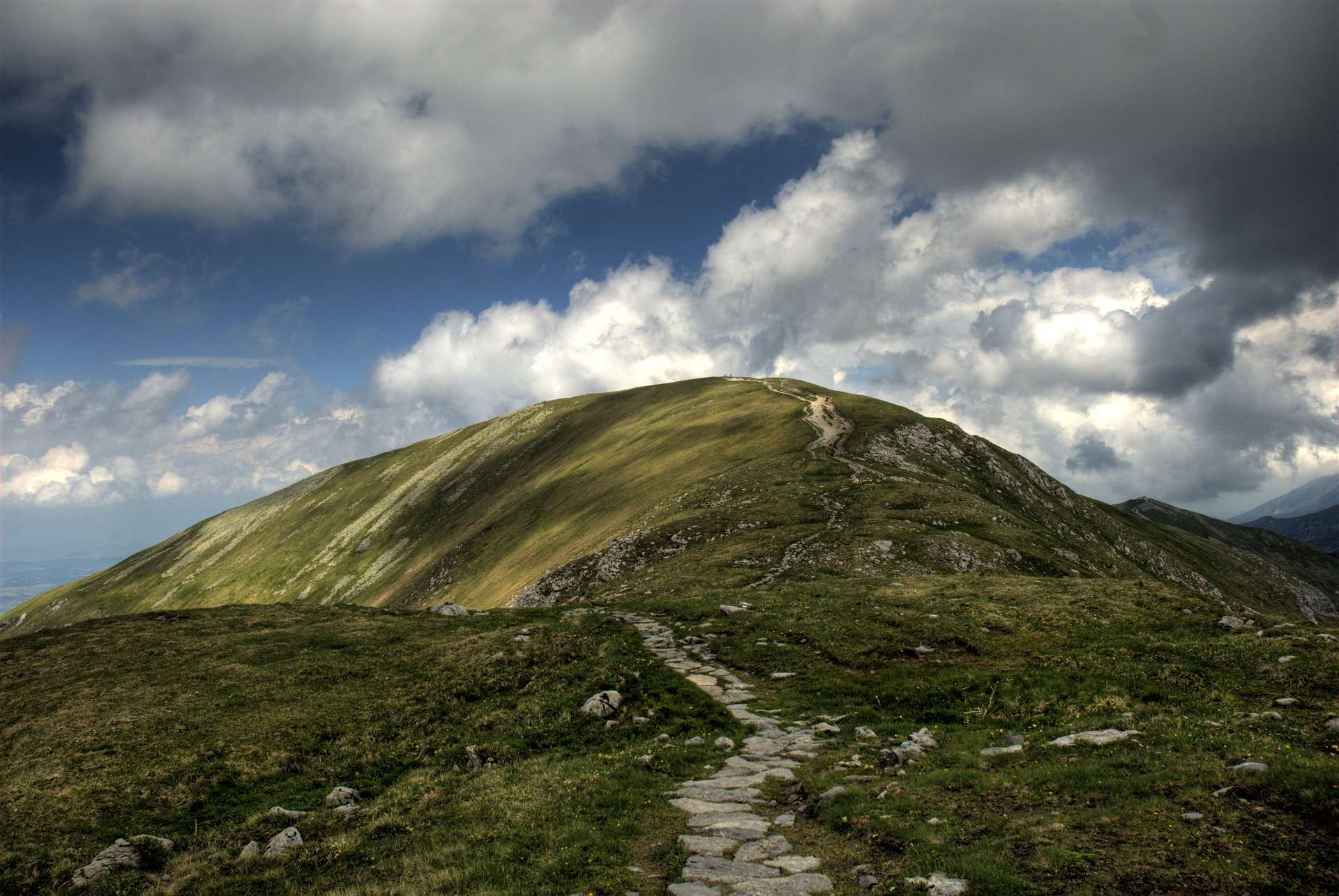 How to Maintain a Trail in 11 Steps: DIY Stewardship Guide 4 how to maintain a trail community highlight poland jarek grafik