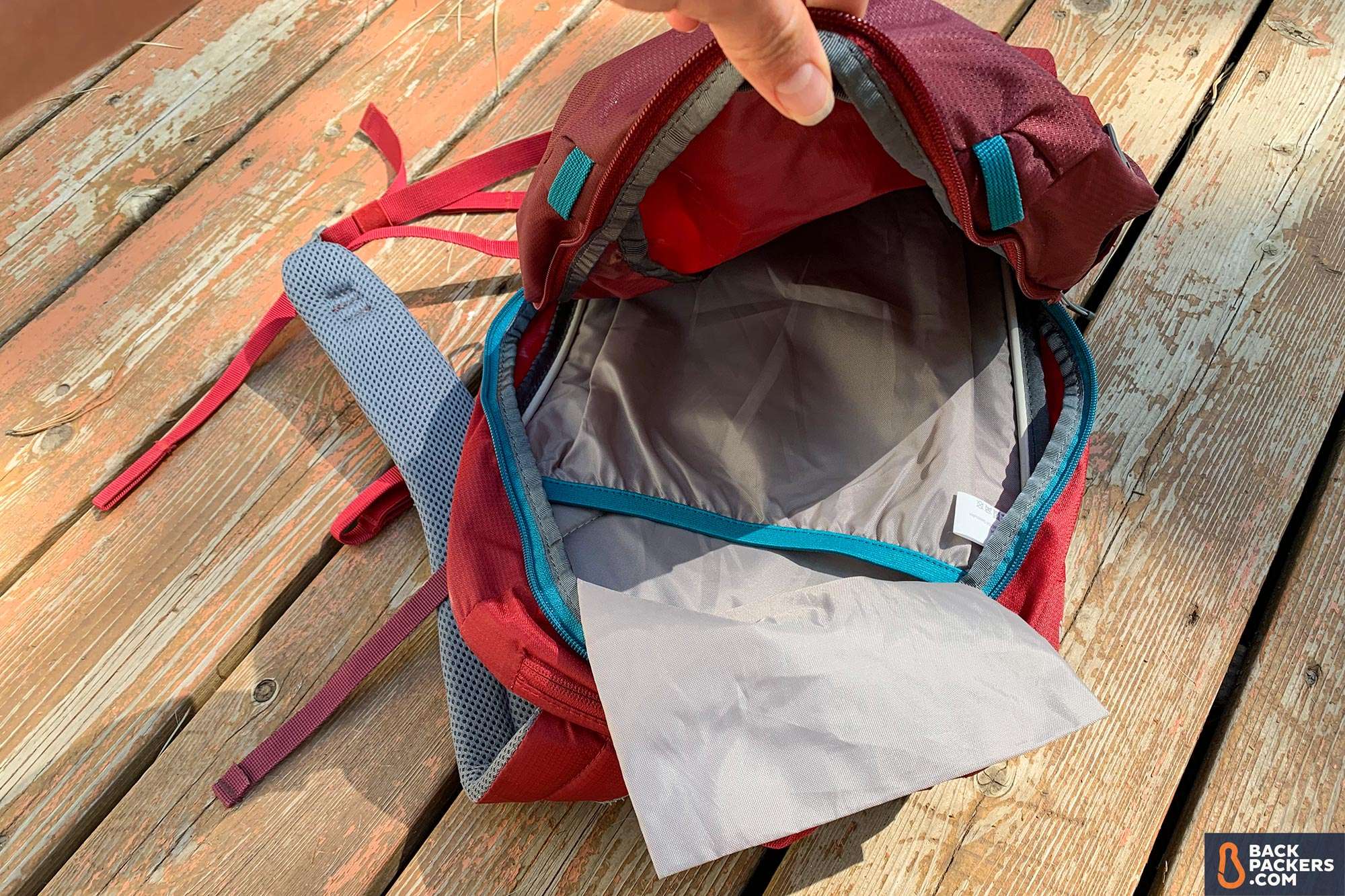 Deuter Speed Lite 20 Review: Lightweight Daypack Tested 4 Deuter-Speed-Lite-20-review-interior-main-chute