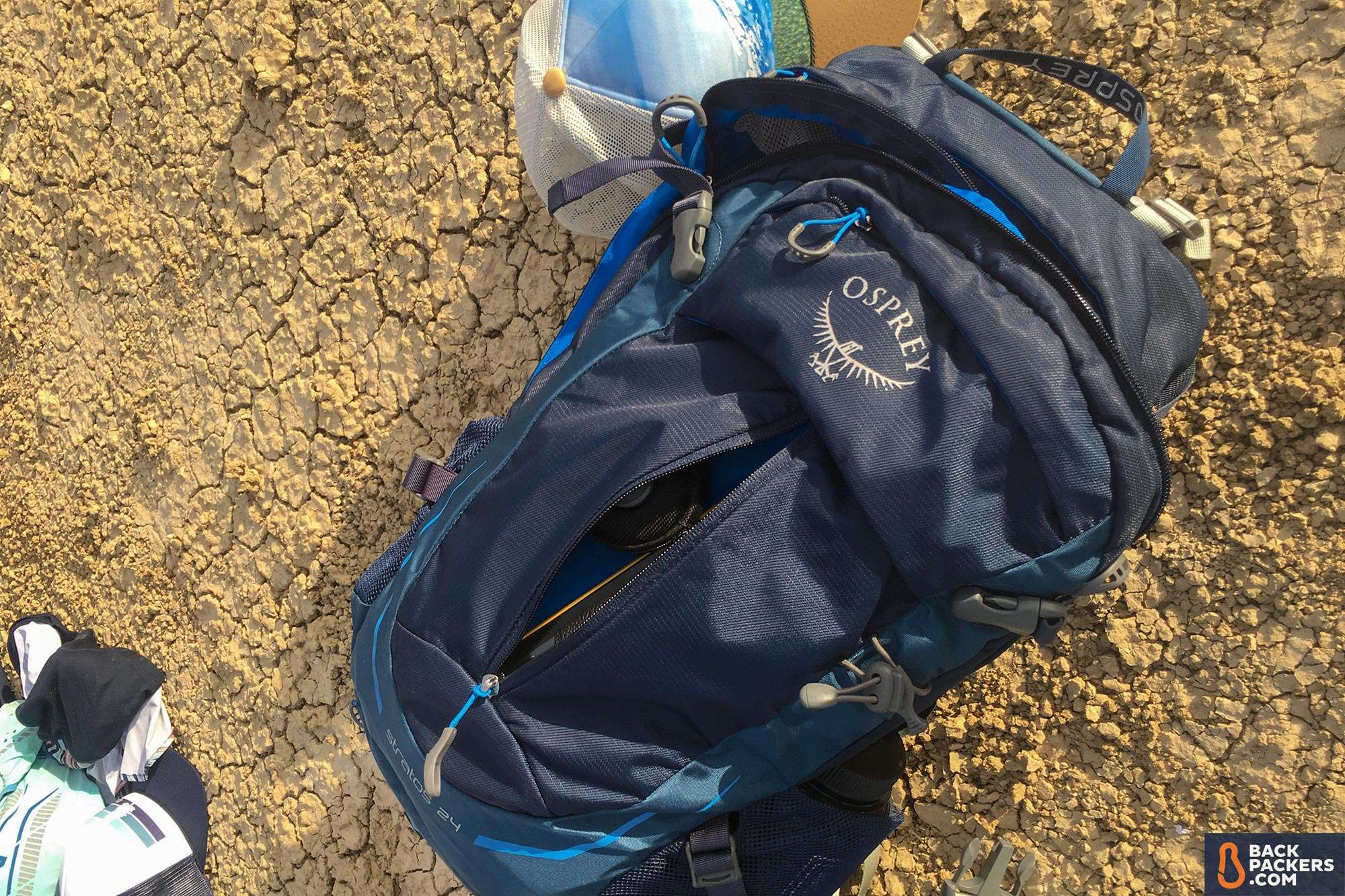 Osprey-Stratos-24-center-zip-pocket