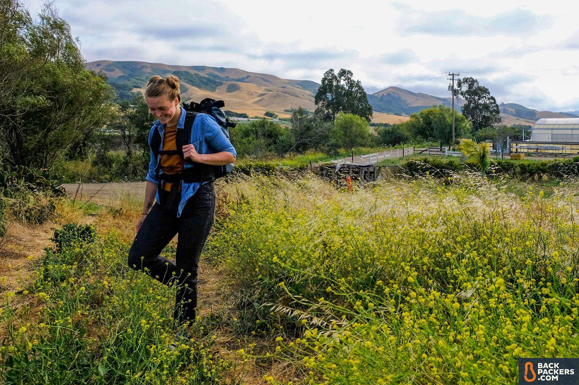 WANDRD PRVKE 21 Backpack Review 3 WANDRD-PRVKE-21-review-hiking-in-field