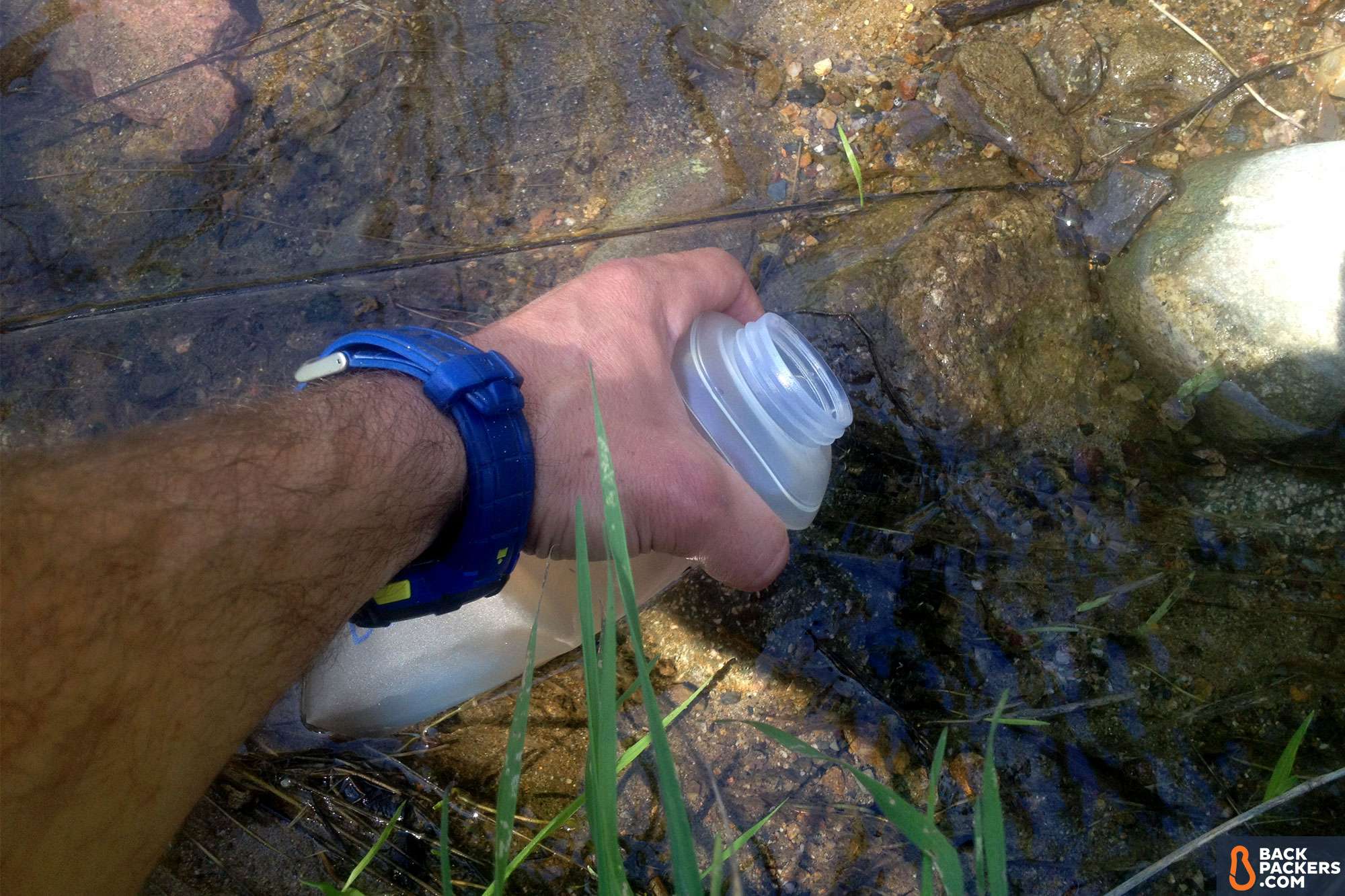 Katadyn BeFree Water Filter Review 2 Katadyn-BeFree-Water-Filter-Bottle-filling-up